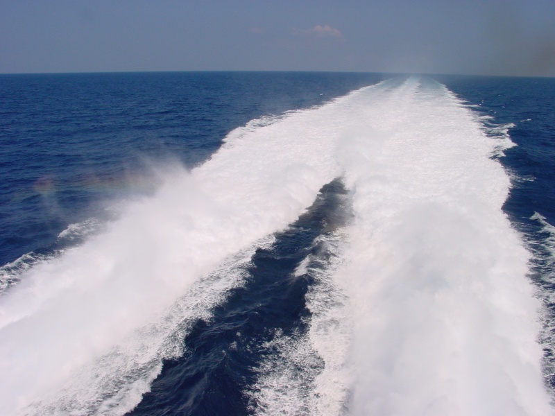 Boot Mykonos-Naxos Gischt Hight Speed-Boot.JPG -                                